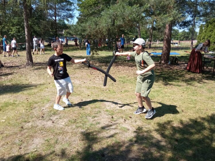 Ponad 200 osób wzięło udział w Dniu Dziecka zorganizowanym przez Oddział Stowarzyszenia Polskich Artylerzystów w Nowej Dębie [ZDJĘCIA]