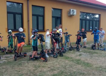 Miłośnicy jazdy na hulajnodze spotkali się w Nowej Dębie