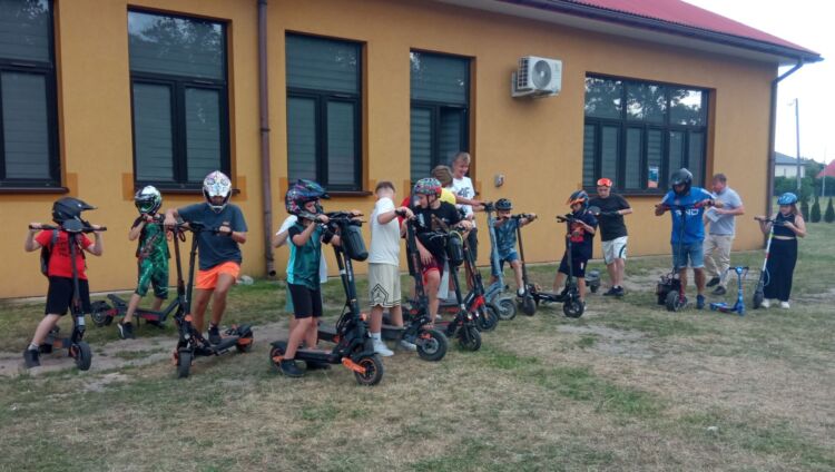 Miłośnicy jazdy na hulajnodze spotkali się w Nowej Dębie
