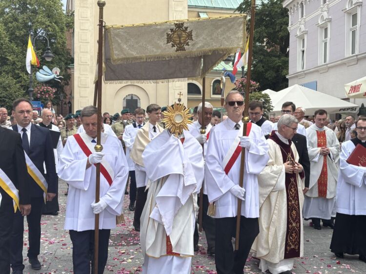 Boże Ciało – relacja z przebiegu procesji [FOTO] [VIDEO]
