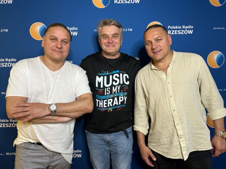 Golec uOrkiestra świętuje w Radiu Rzeszów – 50. urodziny braci i 25-lecie zespołu 1 - Polskie Radio Rzeszów Golec uOrkiestra świętuje w Radiu Rzeszów – 50. urodziny braci i 25-lecie zespołu