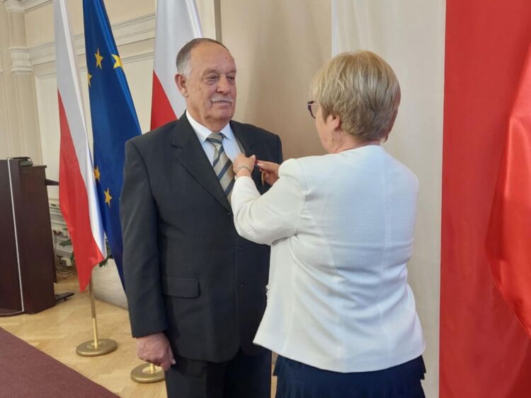 Odznaczenia państwowe i wyróżnienia honorowe trafiły do rąk zasłużonych mieszkańców województwa 1 - Polskie Radio Rzeszów Odznaczenia państwowe i wyróżnienia honorowe trafiły do rąk zasłużonych mieszkańców województwa