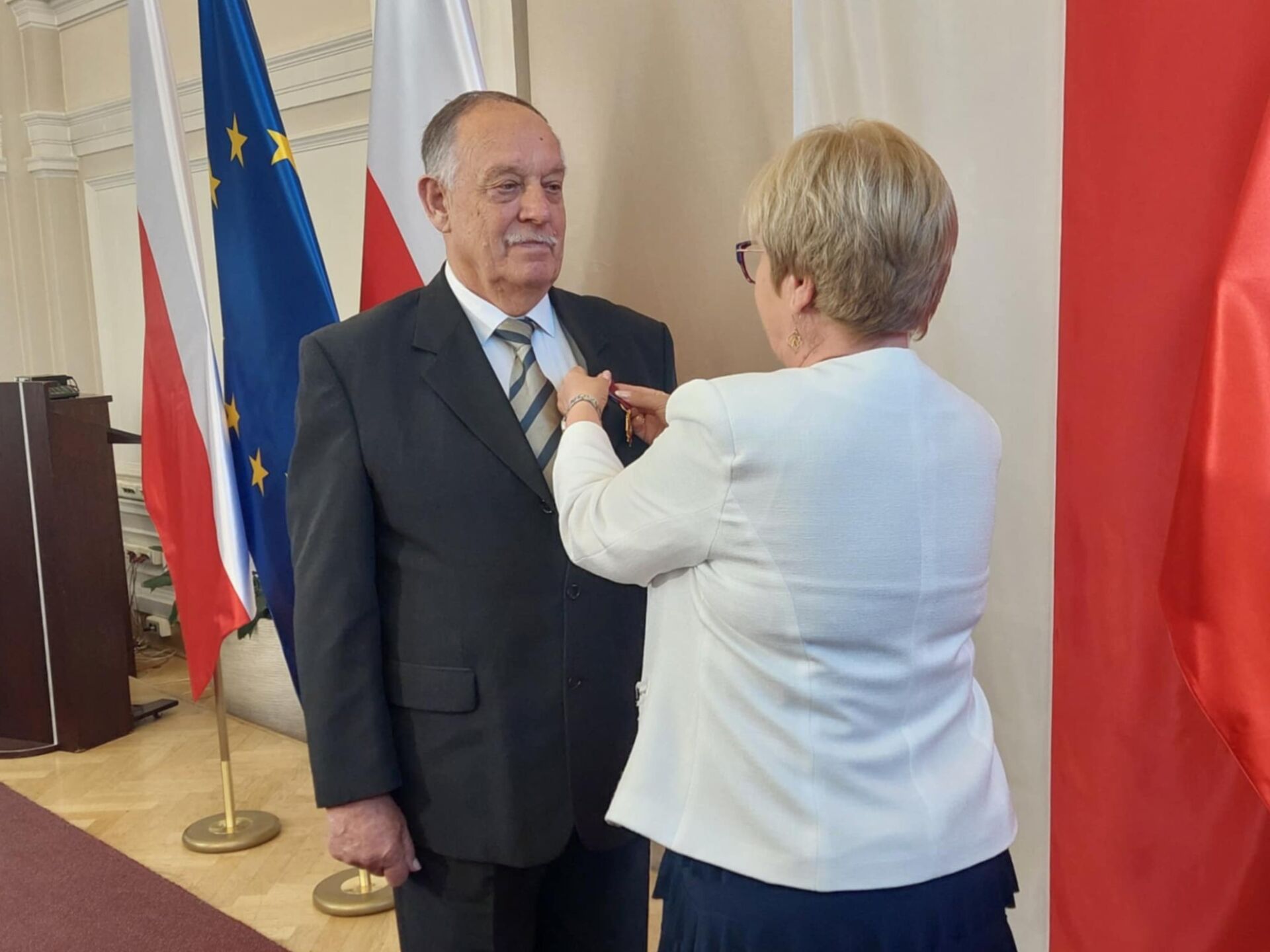 Odznaczenia państwowe i wyróżnienia honorowe trafiły do rąk zasłużonych mieszkańców województwa 10 - Polskie Radio Rzeszów Odznaczenia państwowe i wyróżnienia honorowe trafiły do rąk zasłużonych mieszkańców województwa