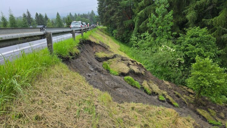 Osuwisko na drodze w Bieszczadach. Utrudnienia mogą potrwać do jesieni