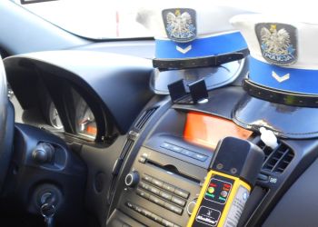 Pijany kierowca mercedesa uszkodził trzy zaparkowane auta 3 - Polskie Radio Rzeszów Świadkowie ujęli pijanych kierowców, teraz grozi im więzienie