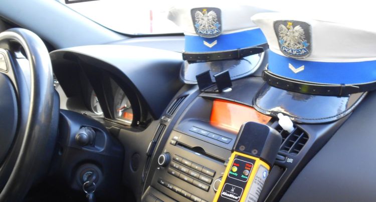 Pijany kierowca mercedesa uszkodził trzy zaparkowane auta 1 - Polskie Radio Rzeszów Świadkowie ujęli pijanych kierowców, teraz grozi im więzienie