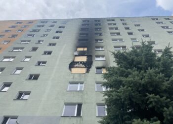 Powrót mieszkańców do bloku przy ulicy Popiełuszki w Rzeszowie