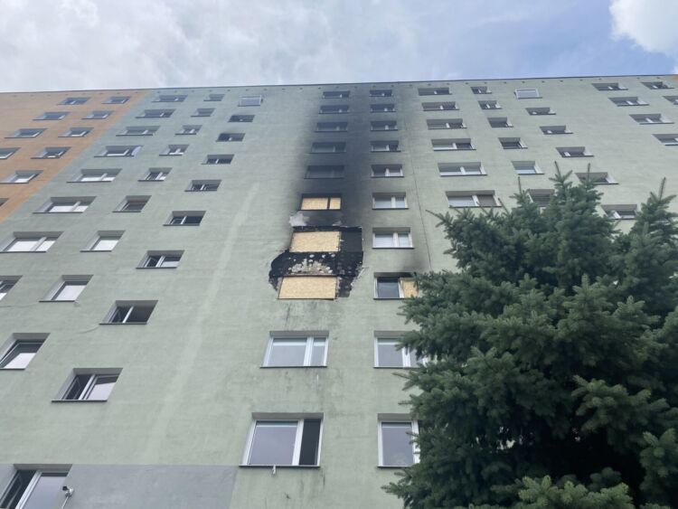 Powrót mieszkańców do bloku przy ulicy Popiełuszki w Rzeszowie