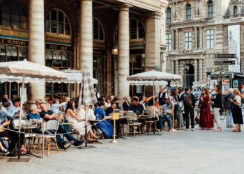 We Francji zakaz palenia na plażach i przy szkołach, ale nie na tarasach restauracji