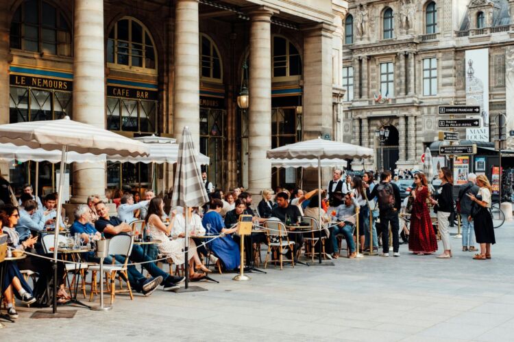We Francji zakaz palenia na plażach i przy szkołach, ale nie na tarasach restauracji