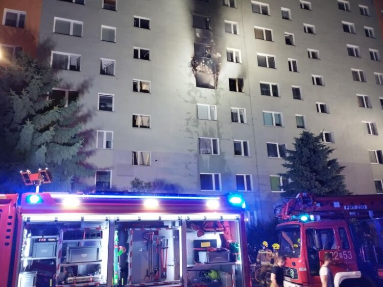 Pożar budynku wielorodzinnego na ulicy Popiełuszki w Rzeszowie [AKTUALIZACJA] – Zdarzenia nie przeżyła 14-latka [ZDJĘCIA] [VIDEO]