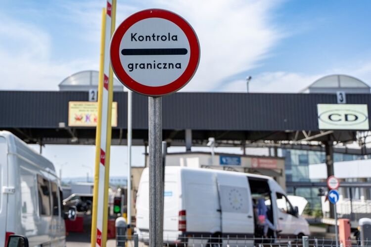 Ze USA tranzytem przez Podkarpacie. 50 obywateli Ukrainy zostało deportowanych 1 - Polskie Radio Rzeszów Pokazali fałszywe dokumenty na granicy. Nie wjechali do Polski