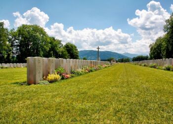 Uroczystość odsłonięcia tablic upamiętniających ofiary II wojny światowej