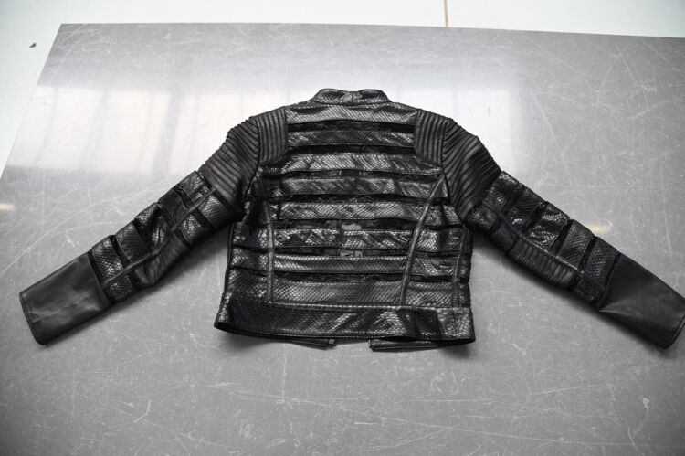 Kurtka ze skóry pytona przechwycona na granicy 1 - Polskie Radio Rzeszów Kurtka ze skóry pytona przechwycona na granicy