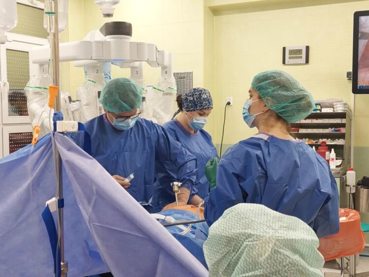 Lekarze z Ukrainy chcą operować przy pomocy robota da Vinci. Szkolą się w rzeszowskim szpitalu