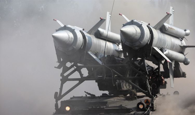 Seria irańskich ataków rakietowych na Izrael, mimo ogłoszenia zawieszenia broni przez Trumpa