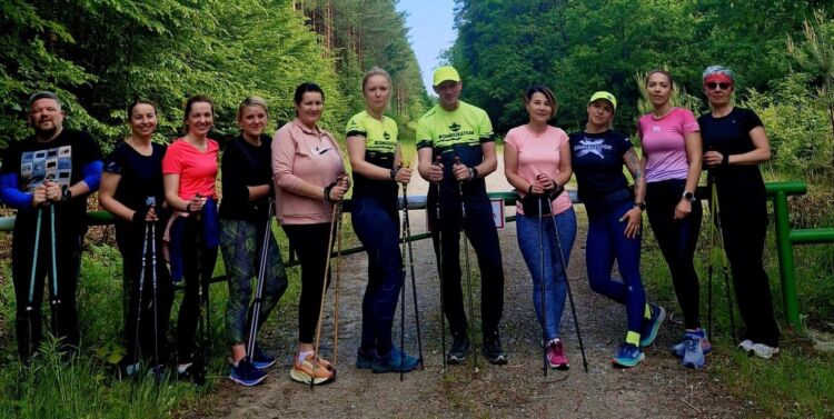 Spróbuj nordic walking. To same korzyści