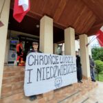 Przedstawiciele Dzikich Karpat przeciw odstrzałowi niedźwiedzi. Zakończyli blokadę Urzędu Gminy w Cisnej [ZDJĘCIA, AKTUALIZACJA] - Polskie Radio Rzeszów