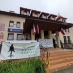 Przedstawiciele Dzikich Karpat przeciw odstrzałowi niedźwiedzi. Zakończyli blokadę Urzędu Gminy w Cisnej [ZDJĘCIA, AKTUALIZACJA] - Polskie Radio Rzeszów