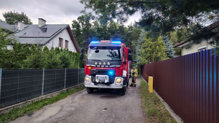 Pożar w Mielcu, uszkodzony garaż i samochód 1 - Polskie Radio Rzeszów Pożar w Mielcu, uszkodzony garaż i samochód