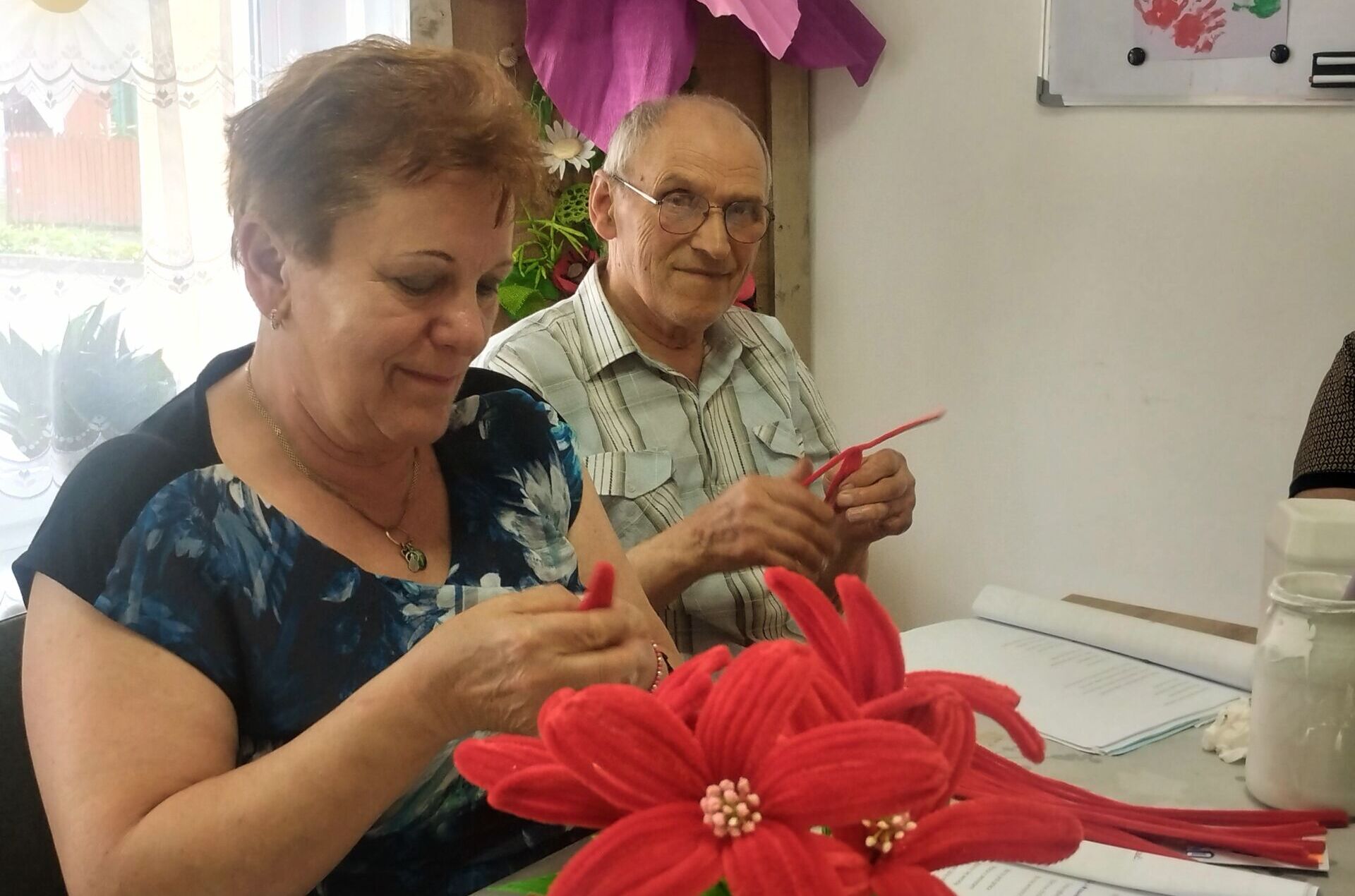 Osoby starsze z radością odwiedzają Dom Seniora w Ulanowie – ośrodek działa od 3 lat