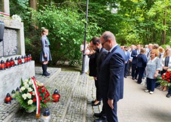 Złożenie kwiatów na Wzgórzach Wuleckich we Lwowie – hołd dla polskich naukowców zamordowanych przez Niemców