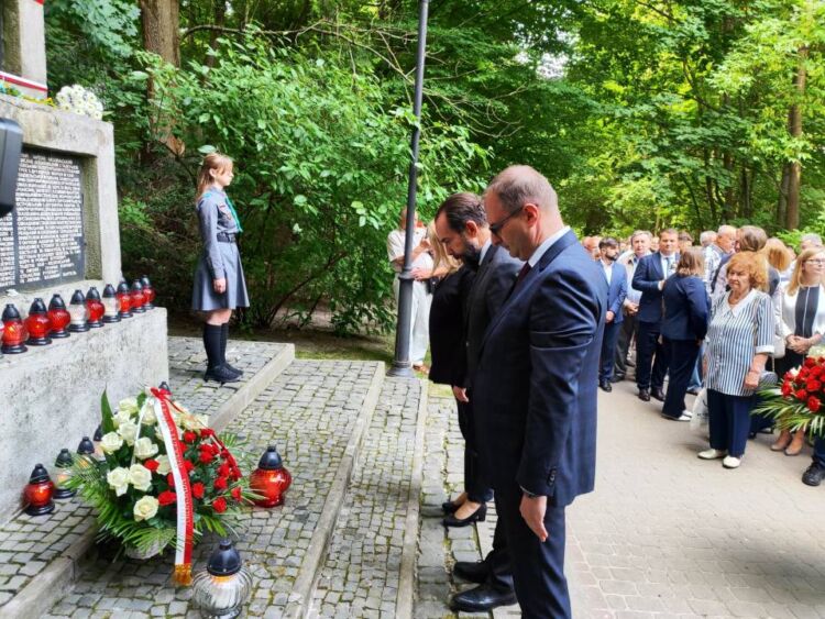 Złożenie kwiatów na Wzgórzach Wuleckich we Lwowie – hołd dla polskich naukowców zamordowanych przez Niemców