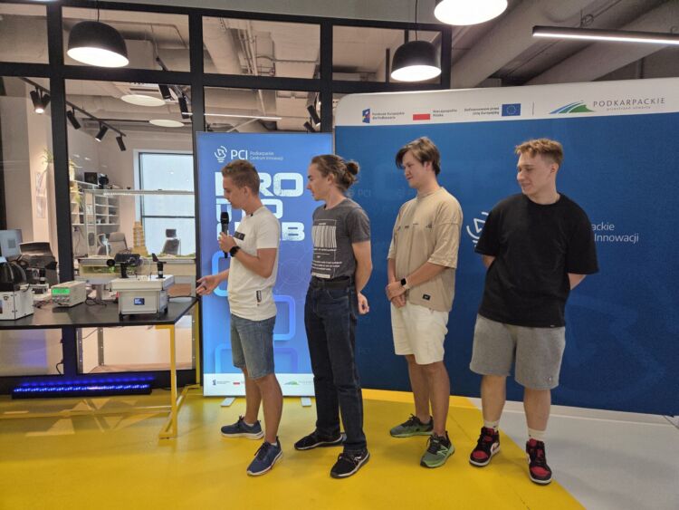 Młodzi innowatorzy z Rzeszowa stworzyli własne stacje meteorologiczne podczas PCI Summer Camp