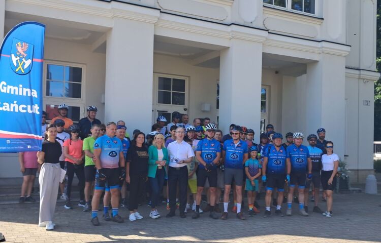 Rodzinny rajd rowerowy „Śladami historii” przejechał przez Gminę Łańcut 1 - Polskie Radio Rzeszów Rodzinny rajd rowerowy „Śladami historii” przejechał przez Gminę Łańcut