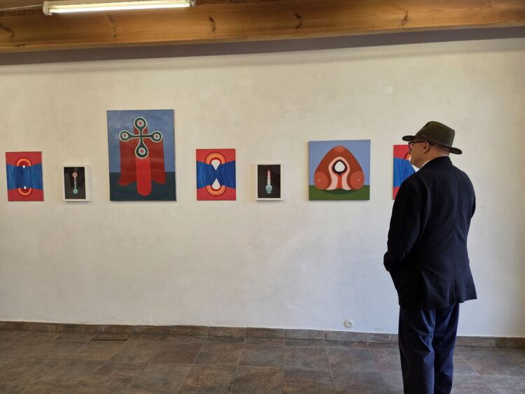 „Naczynia połączone” – wspólna wystawa Justyny Gryglewicz i Jakuba Woynarowskiego w Porębach Kupieńskich