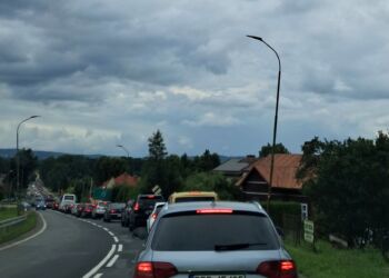 Utrudnienia w ruchu na rondzie w Lesku