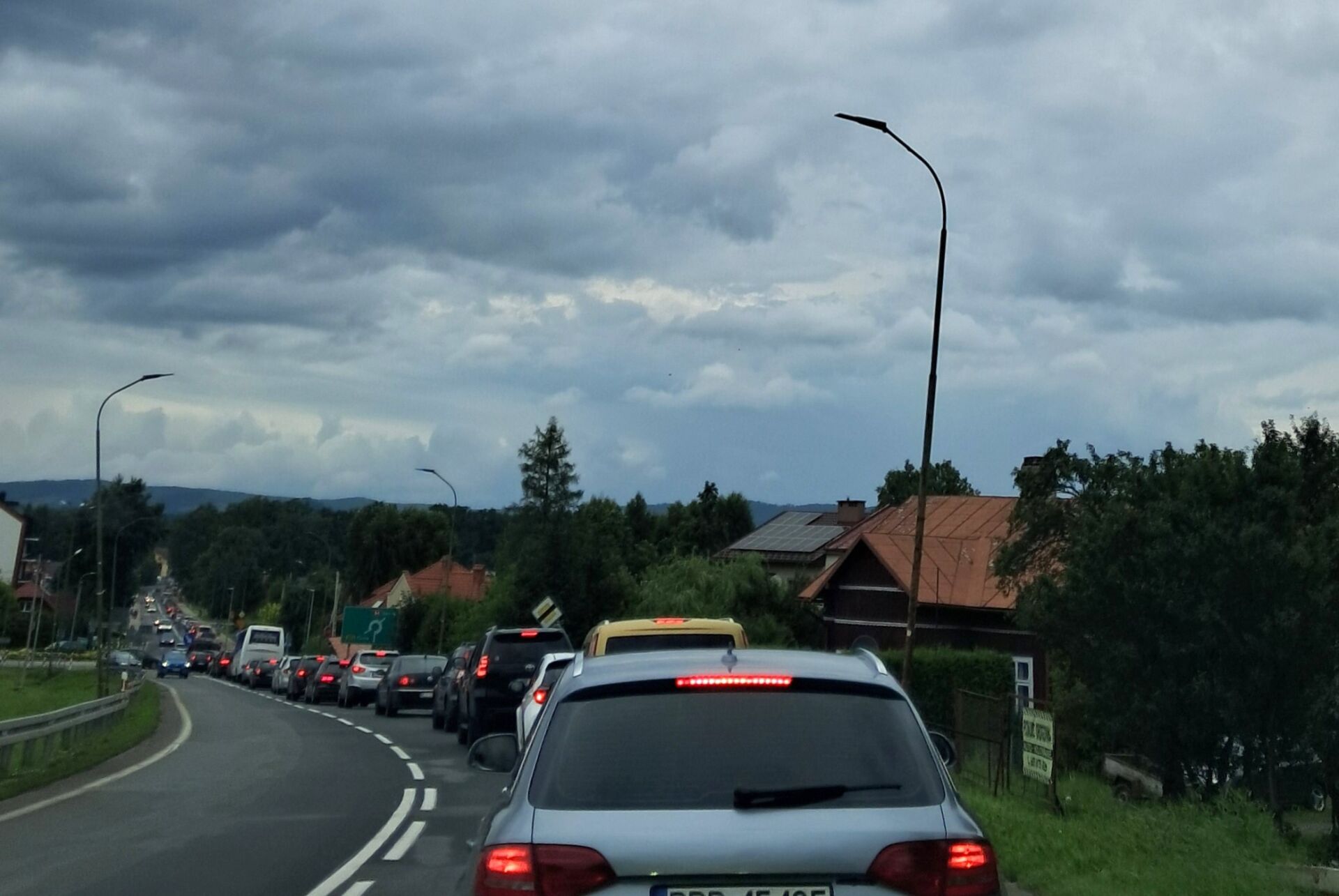 Utrudnienia w ruchu na rondzie w Lesku