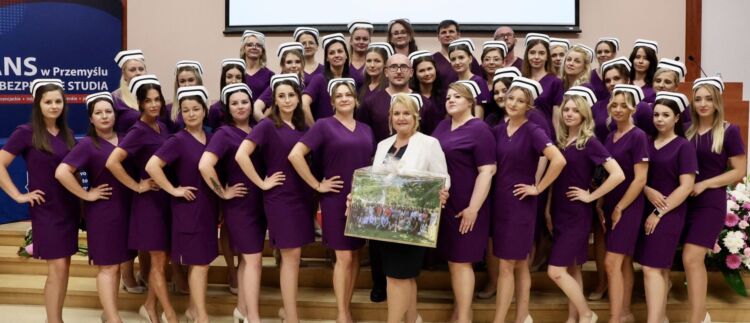 Czepkowanie absolwentów pielęgniarstwa przemyskiej akademii [ZDJĘCIA]