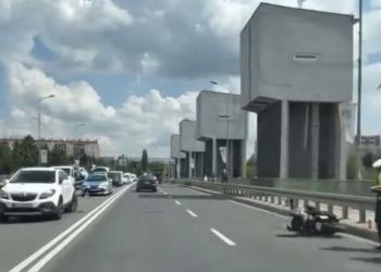 Zderzenie motocykla z osobówką na rzeszowskiej zaporze (WIDEO)