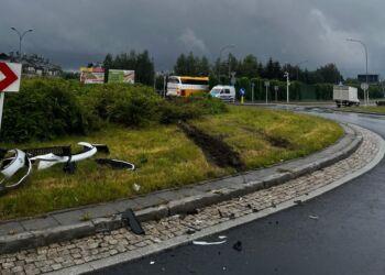 Autobus z 60 pasażerami staranował rondo