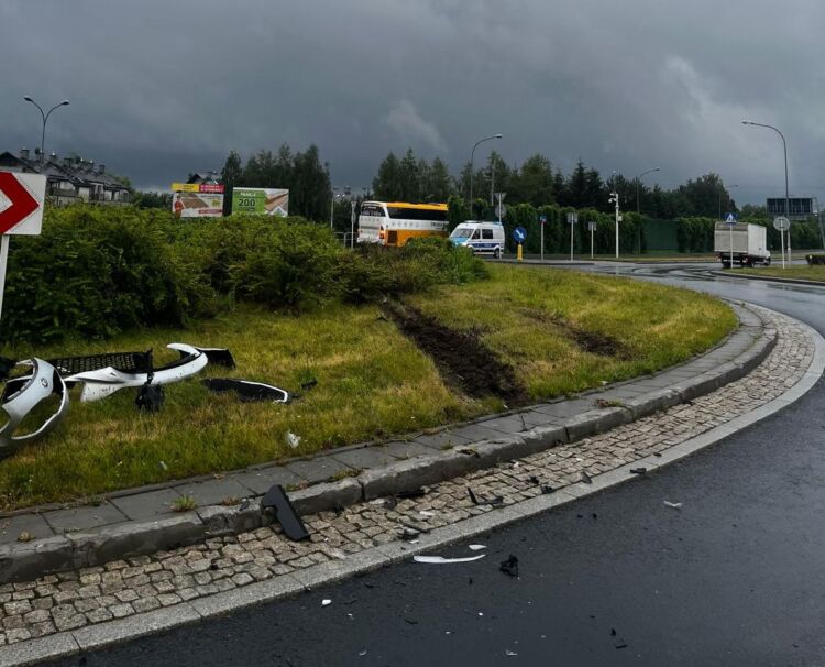 Autobus z 60 pasażerami staranował rondo