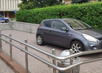 Zaskakująca pomyłka kierowcy w Rzeszowie: wjechał na parking… schodami