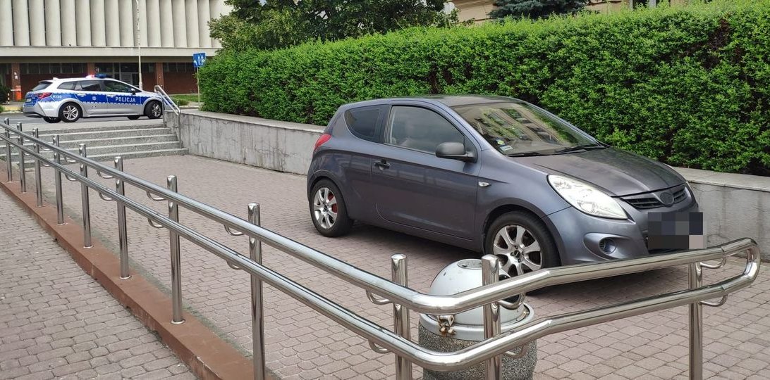 Zaskakująca pomyłka kierowcy w Rzeszowie: wjechał na parking… schodami