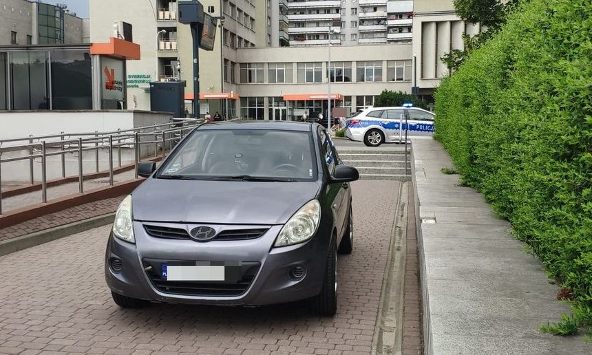 Zaskakująca pomyłka kierowcy w Rzeszowie: wjechał na parking... schodami - Polskie Radio Rzeszów
