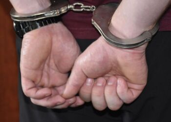 Zatrzymane dwie osoby, petardy na dworcu i środki pirotechniczne na trybunach podczas meczu Stali Rzeszów ze Śląskiem Wrocław