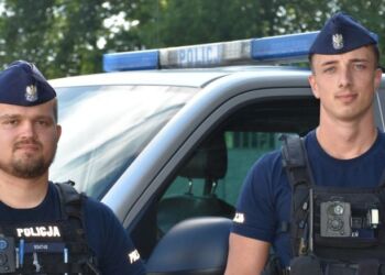 Niemowlę spadło z przewijaka. Policjanci zawieźli je radiowozem do szpitala