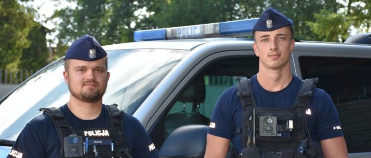 Niemowlę spadło z przewijaka. Policjanci zawieźli je radiowozem do szpitala