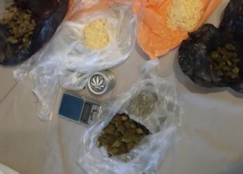 Policjanci zatrzymali 32-latka podejrzanego o kierowanie gróźb i posiadanie narkotyków