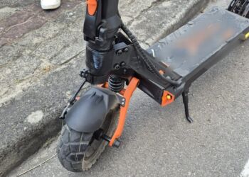 14-latek po spożyciu alkoholu wsiadł na hulajnogę. Uszkodził skodę