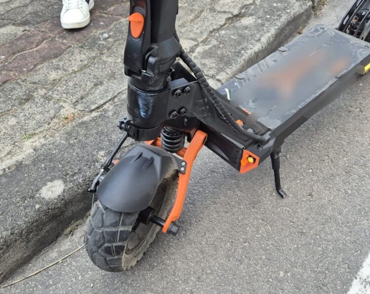 14-latek po spożyciu alkoholu wsiadł na hulajnogę. Uszkodził skodę