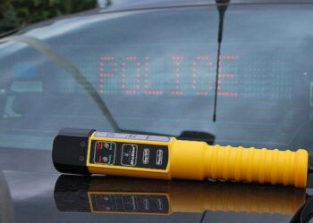 Pijany kierowca zakończył jazdę w rowie. Na pomoc wezwano lotnicze pogotowie