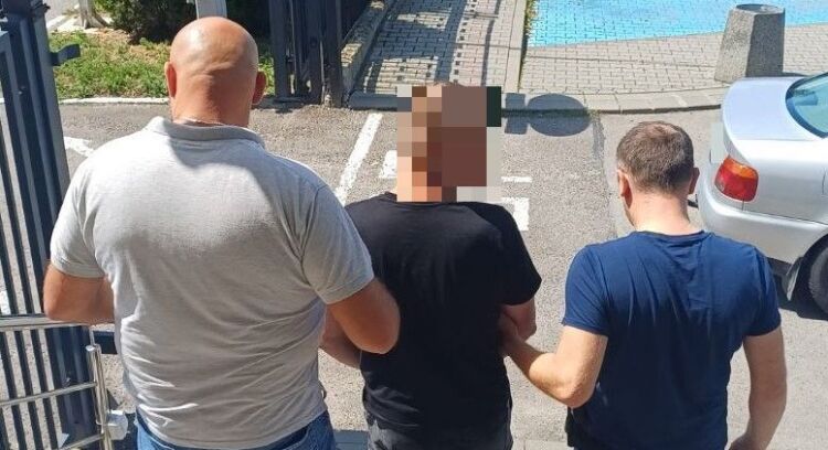 Wybite szyby, wgnieciona karoseria. 33-latek podejrzany o zniszczenie maczetą trzech aut