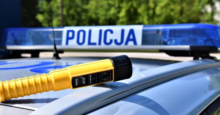 Nietrzeźwa matka wiozła autem dziecko, uszkodziła znaki drogowe i żywopłot