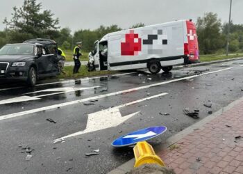 Zdarzenie osobówki z autem dostawczym. Kierowcy trafili do szpitala