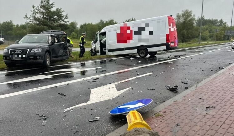 Zdarzenie osobówki z autem dostawczym. Kierowcy trafili do szpitala